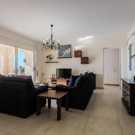 Resitour - Perneri Four Bedroom Vilă
