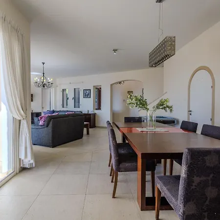 Resitour - Perneri Four Bedroom Vilă *