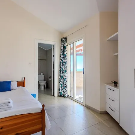 Resitour - Perneri Four Bedroom Vilă