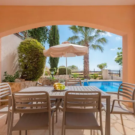 Resitour - Perneri Four Bedroom Πάφος